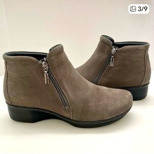 Dansko Lee Ankle Boot Bootie Gray Nubuck Leather Zippers Comfy Wedge 39 (8.5-9)